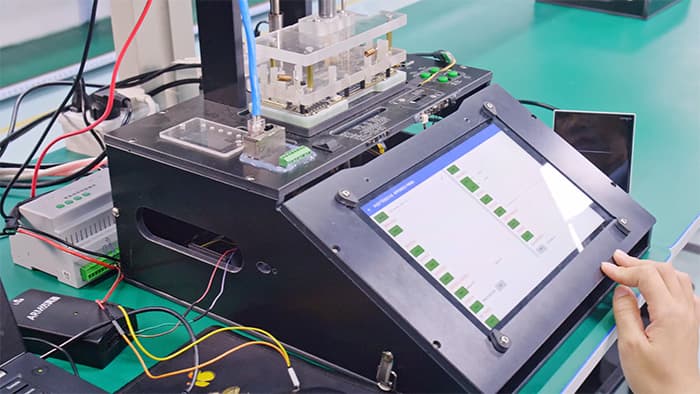 Инженер проверяет компонент на замену на испытательном стенде с PCB